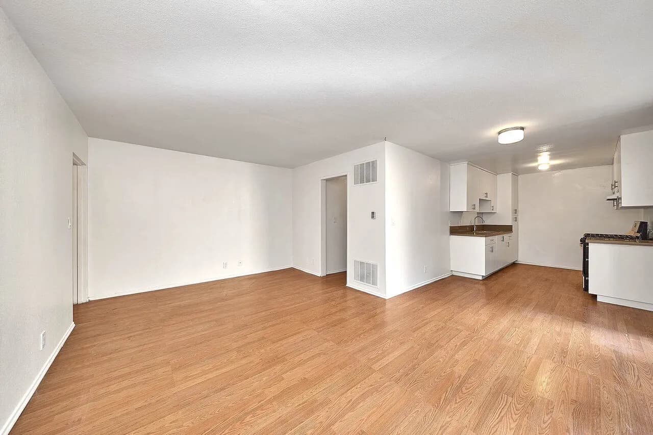 한인타운 , 환하고 밝은 큰 방1 화1, 파킹1, $1650,
					1 Bed
					Los Angeles's preview 3