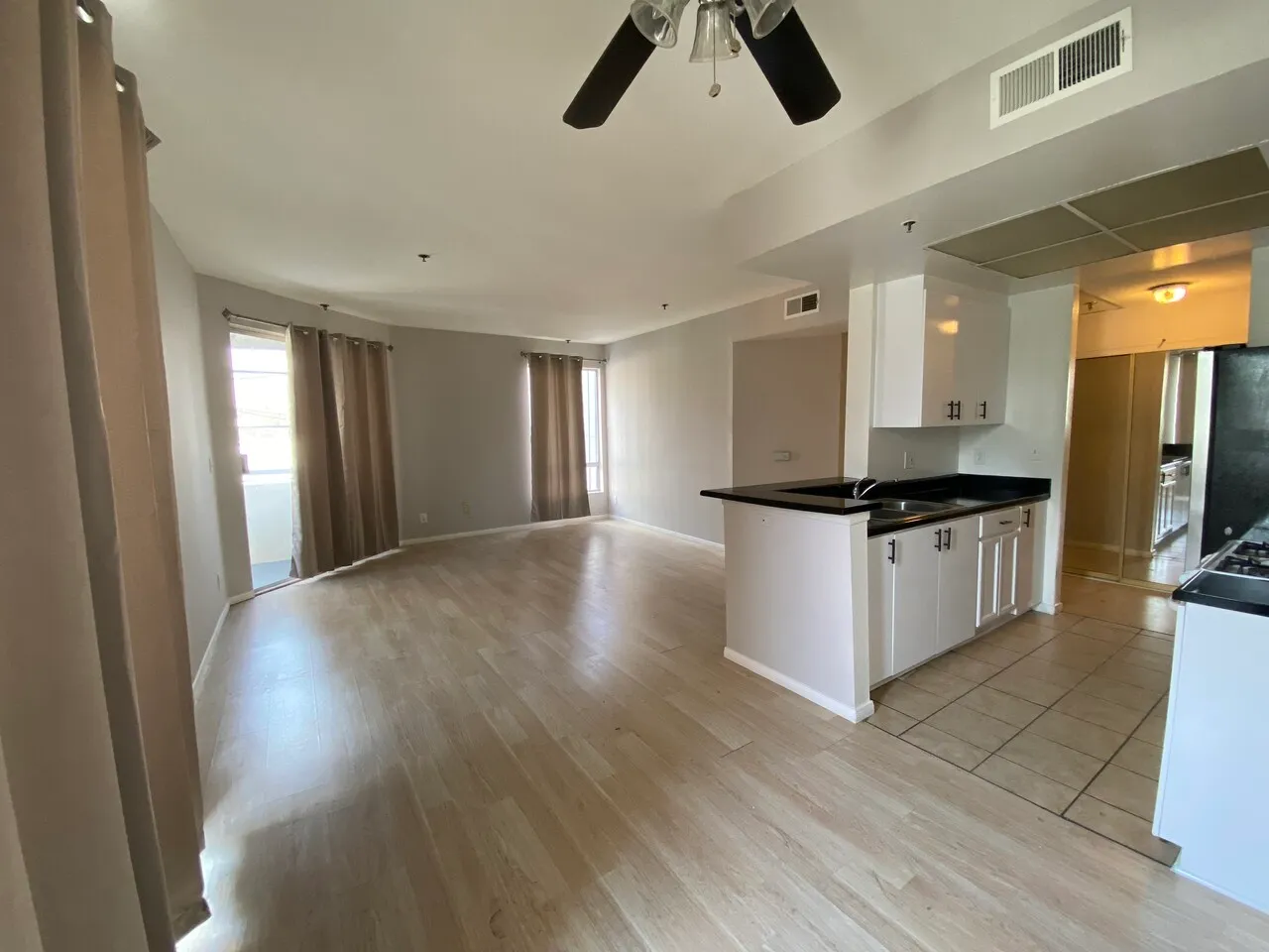 넓은 1층 아파트 1bed/1bath/1parking
					아파트
					한인타운's preview 1