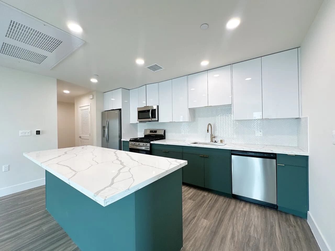 제시카 & 제이슨ㅣ한타 중심 BRAND NEW APT 3베드 코너유닛 + 발코니
					3 Bed
					Koreatown's preview 3