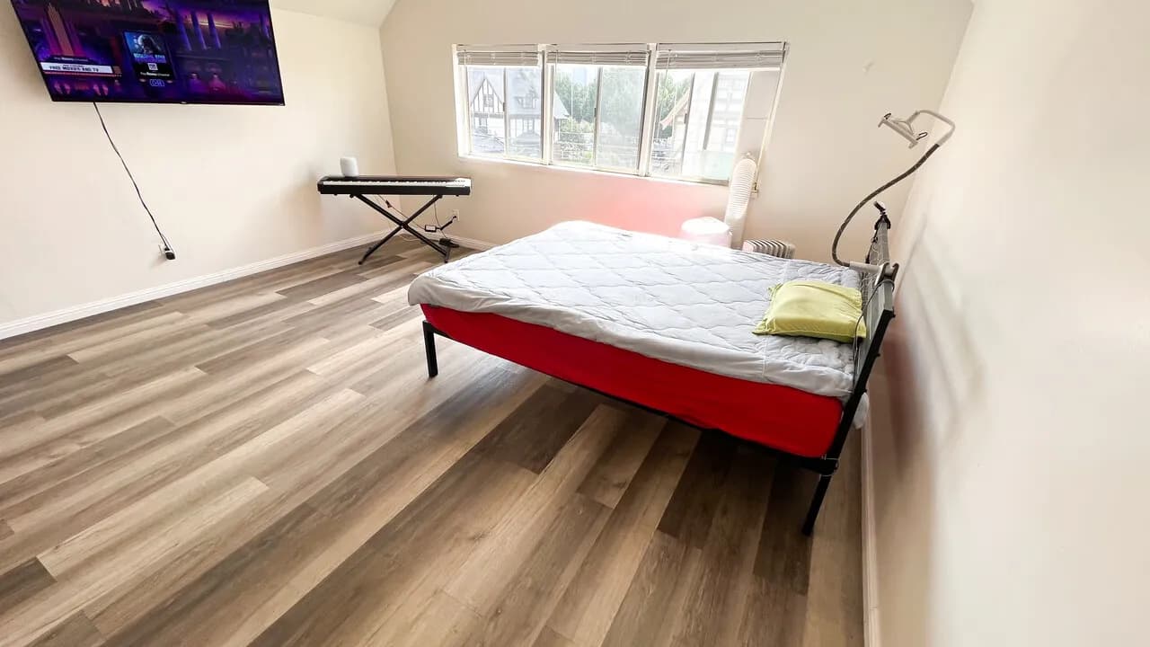 깨끗한 스튜디오, 유틸포함, (가구+주차 포함, 올림픽&후버) $1300
					Studio
					한인타운 근방 - Olympic & Hoover 1분's preview 0