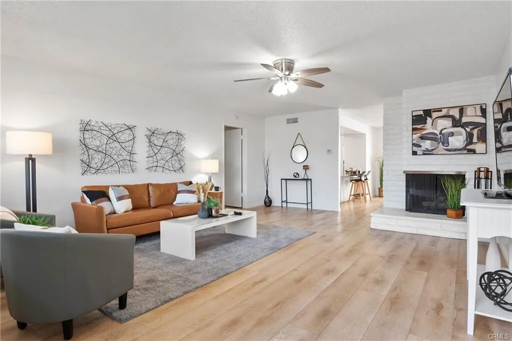 $749,000 플러튼 & 최고학군!! 단층!! 3베드 타운홈
						제일좋은 END 유닛!! 단층!! 단층!! 1,445 SqFt!!  넓은 3베드 타운홈!!

						타운하우스  Fullerton CA's preview 2