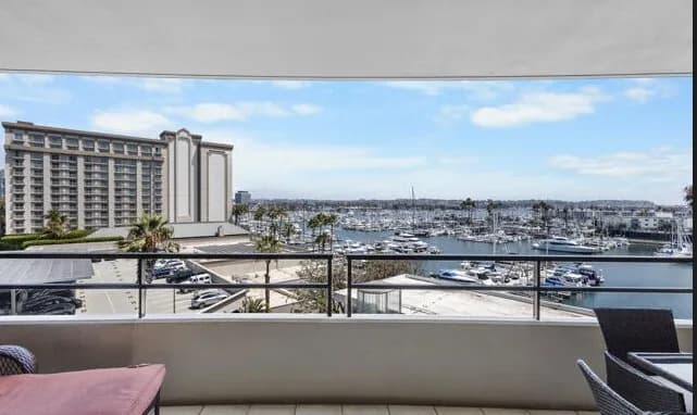 (Marina Del Rey 콘도)  방3 화2
						항구의 파노라마뷰. 24/7 시큐리티. 고급 콘도. 
						콘도  Marina Del Rey CA's preview 2
