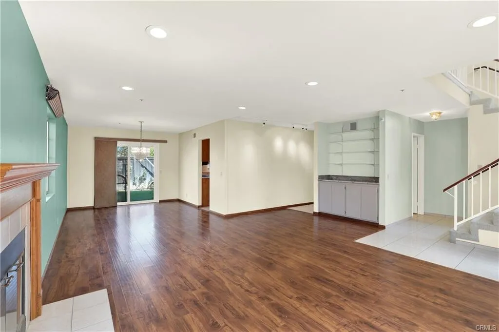 Whittier 2,120 SqFt!! 1989년생!! 4베드 단독주택
						매우 밝고, 화강암 카운터탑 넓은 부엌, 2중창문, 리모델링 화장실, 마루바닥, 관리 편리한 넓은 앞 & 뒷마당!!

						주택  Whittier CA's preview 2