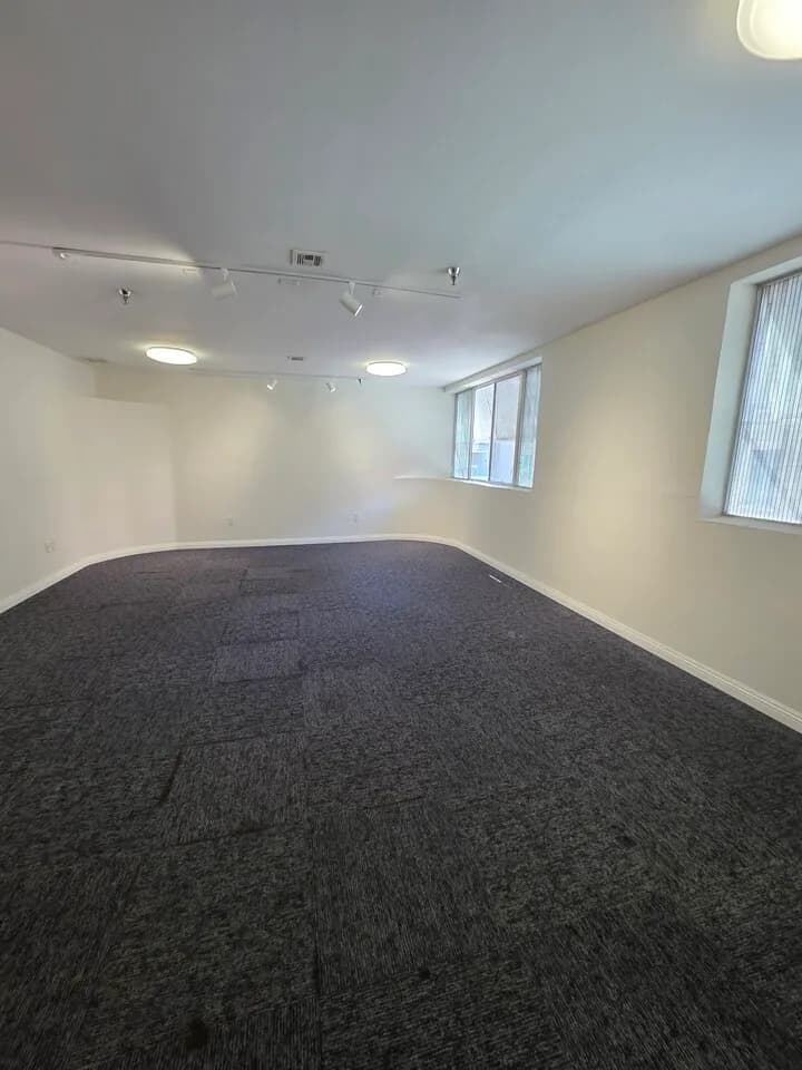 LA 코리아타운 6가 오피스 리스 (748 sq ft)
					오피스
					Los Angeles's preview 1