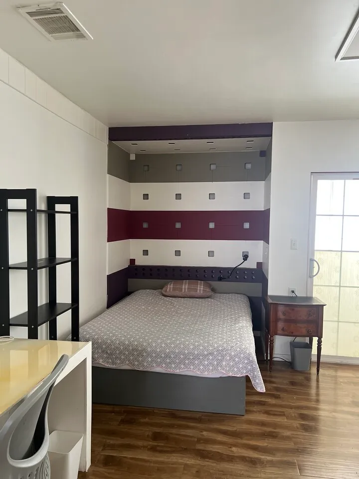 LA 한인타운 넓은 스튜디오 하우스/LA Koreatown Spacious Studio
					하우스
					Los Angeles's preview 1