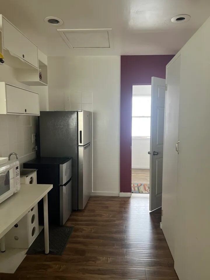 LA 한인타운 넓은 스튜디오 하우스/LA Koreatown Spacious Studio
					하우스
					Los Angeles's preview 3