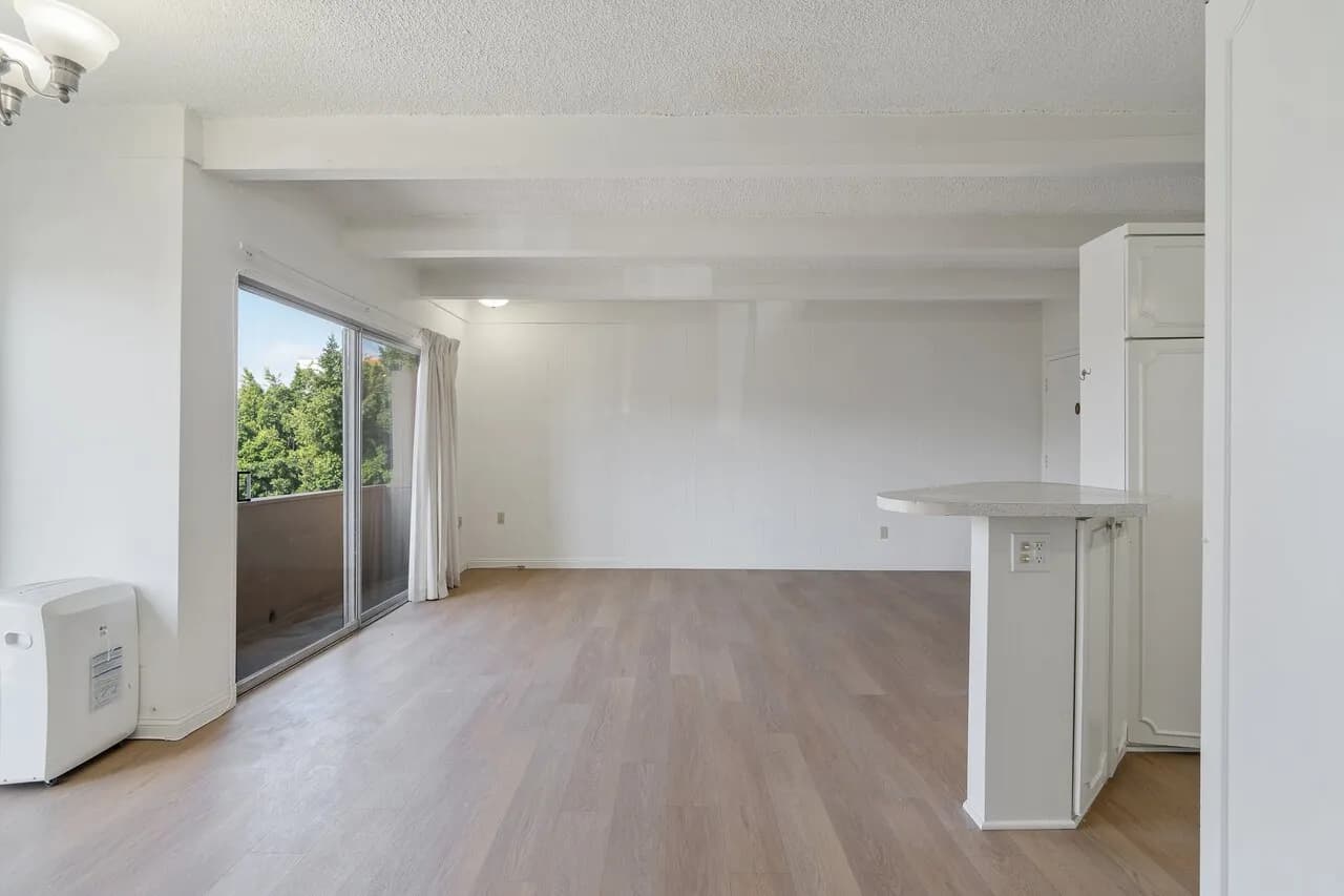 교통편리하고 안전한 한인타운 2BD + 2PK + 1BA 월 2,000불
					2 Bed
					Los Angeles's preview 1
