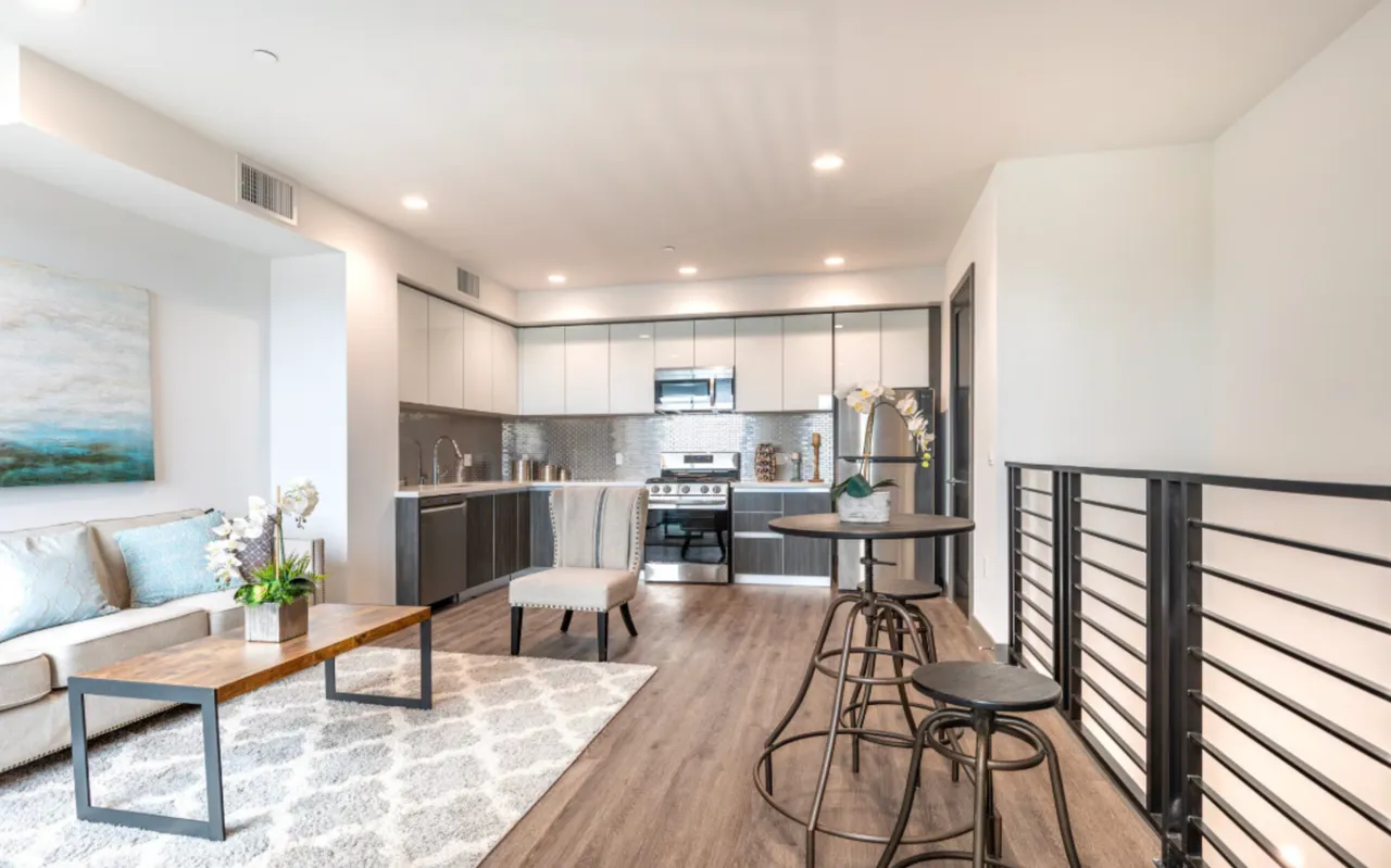 제시카 & 제이슨ㅣ한타 북쪽 1Bed +로프트+Private Rooftop 1달 FREE
					2 Bed
					Koreatown's preview 1
