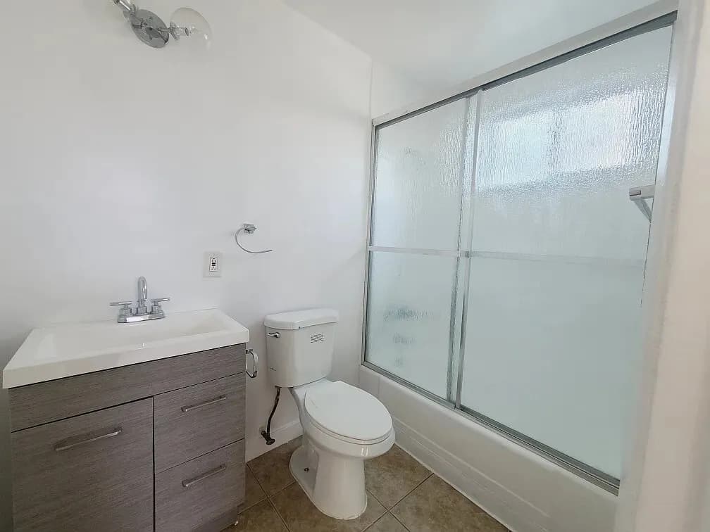 1425 W Jefferson Blvd
					1 Bed
					Los Angeles's preview 2