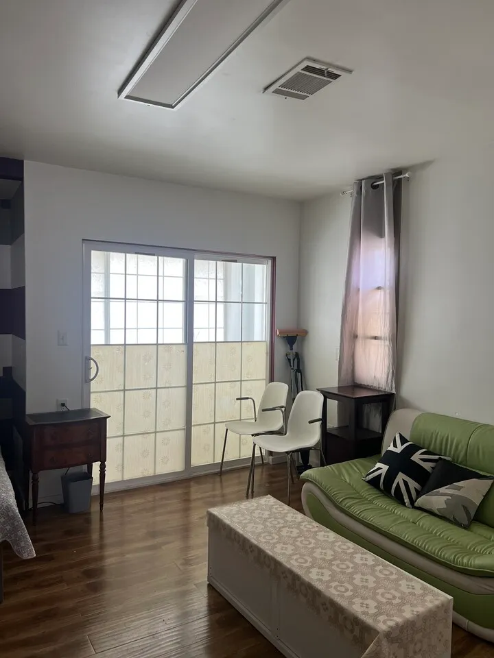 LA 한인타운 넓은 스튜디오 하우스/LA Koreatown Spacious Studio
					하우스
					Los Angeles's preview 0