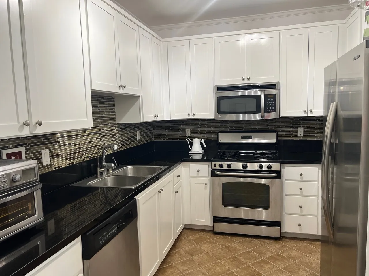 한타인근 2 bed 2.5 bath 콘도에 1 bed, 1 bath 쓰실 여룸메 구합니다
					룸메이트
					Los Angeles's preview 2