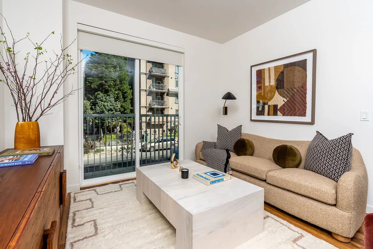 한타신축8가+페도라 1br1ba+발코니 870sf NO소셜유학생OK
					1 Bed
					Los Angeles's preview 2