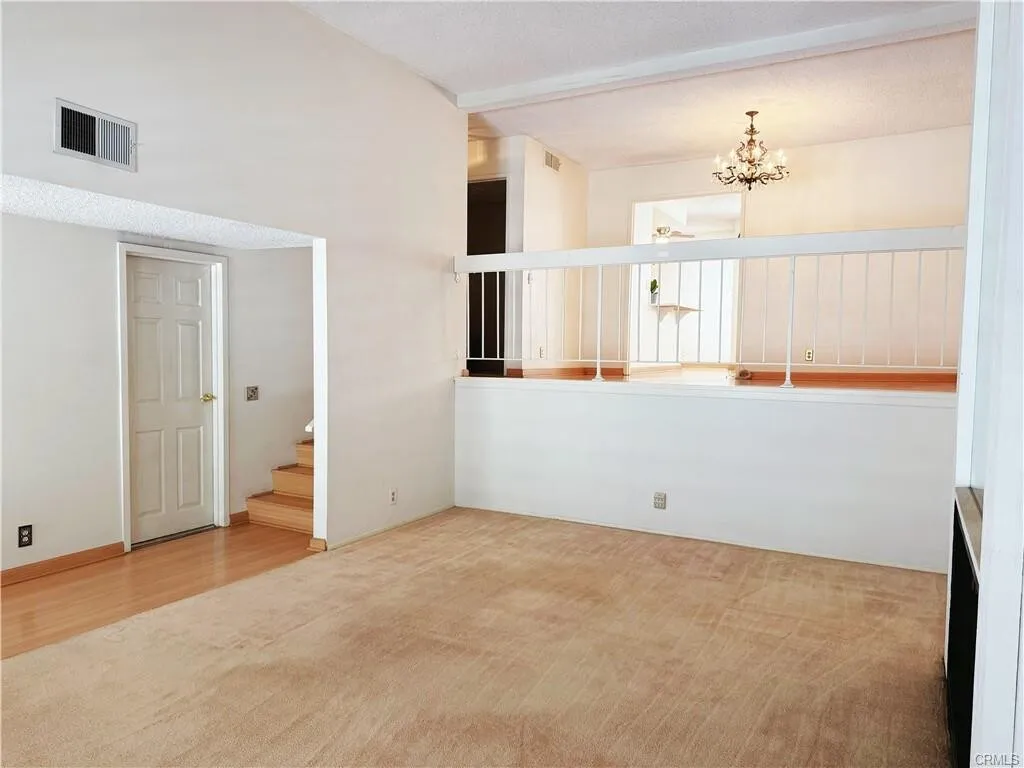 포텐셜!! 플러튼 최고지역 & 최고학군!! 1,651 SqFt 3베드 타운홈
						매우 밝고, 높은천장, 마루바닥, 벽난로, 넓은 부엌 & 화장실, 2중창문, 바비큐할수있는 넓은 페리오.

						타운하우스  Fullerton CA's preview 1