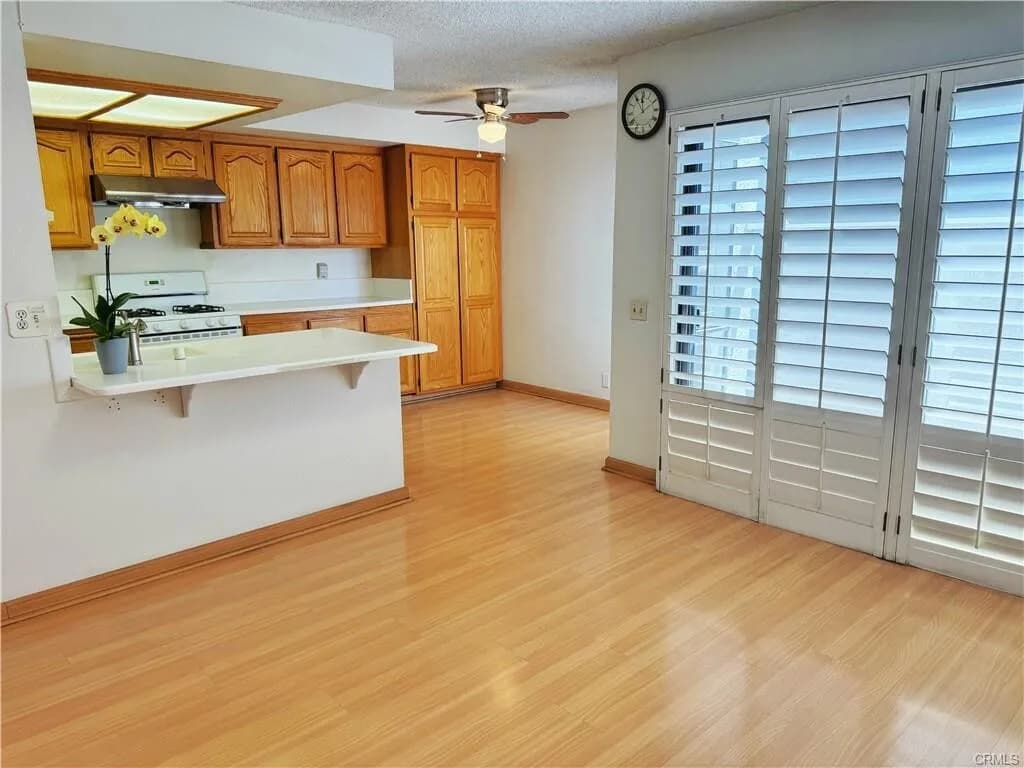 포텐셜!! 플러튼 최고지역 & 최고학군!! 1,651 SqFt 3베드 타운홈
						매우 밝고, 높은천장, 마루바닥, 벽난로, 넓은 부엌 & 화장실, 2중창문, 바비큐할수있는 넓은 페리오.

						타운하우스  Fullerton CA's preview 2