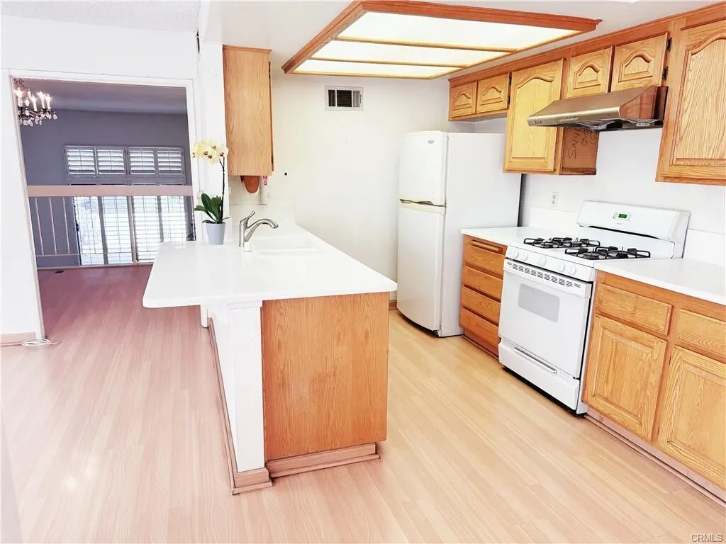 포텐셜!! 플러튼 최고지역 & 최고학군!! 1,651 SqFt 3베드 타운홈
						매우 밝고, 높은천장, 마루바닥, 벽난로, 넓은 부엌 & 화장실, 2중창문, 바비큐할수있는 넓은 페리오.

						타운하우스  Fullerton CA's preview 3