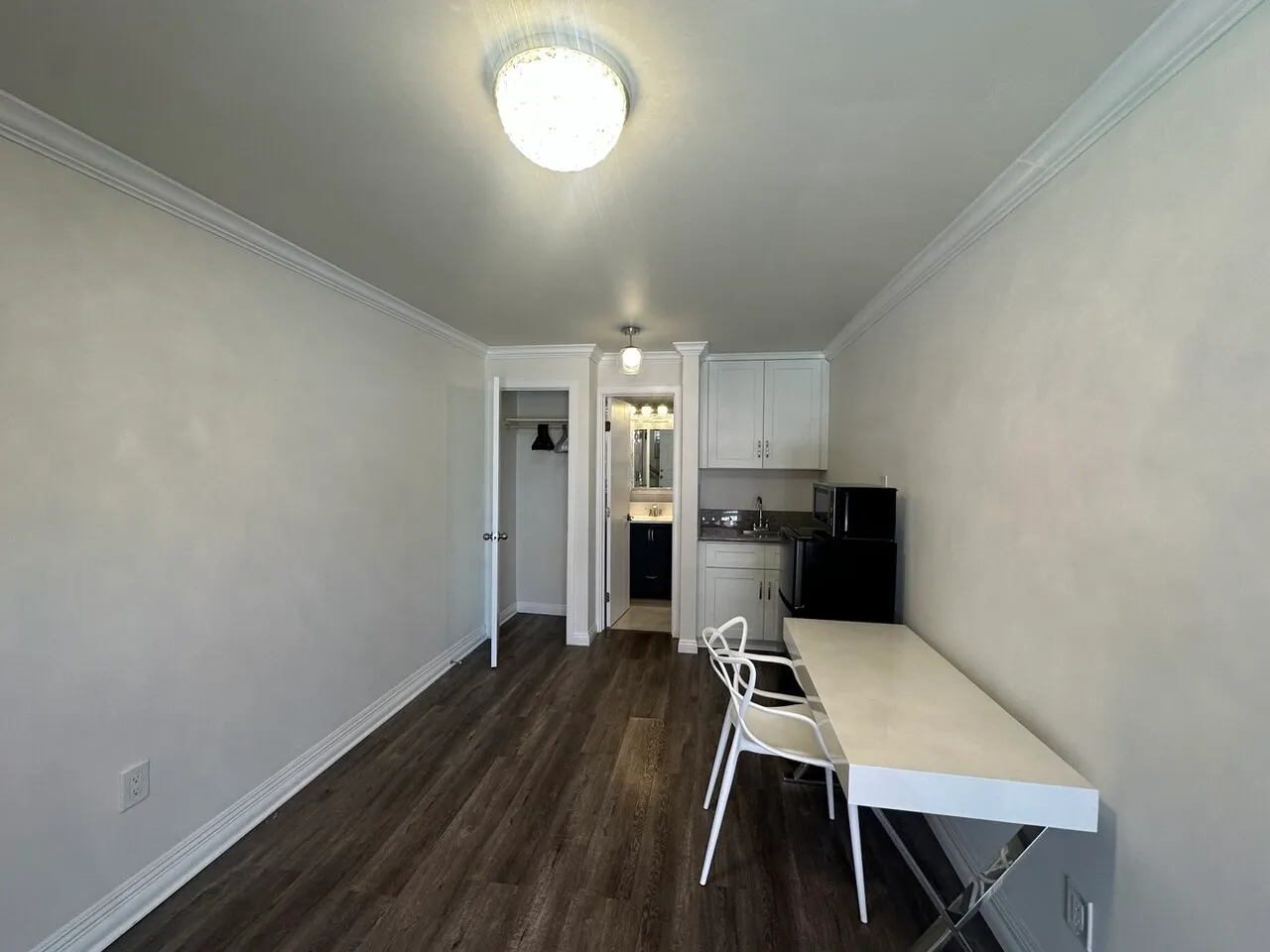 한인타운 뒷채 Studio - $1000
					Studio
					Los Angeles's preview 2