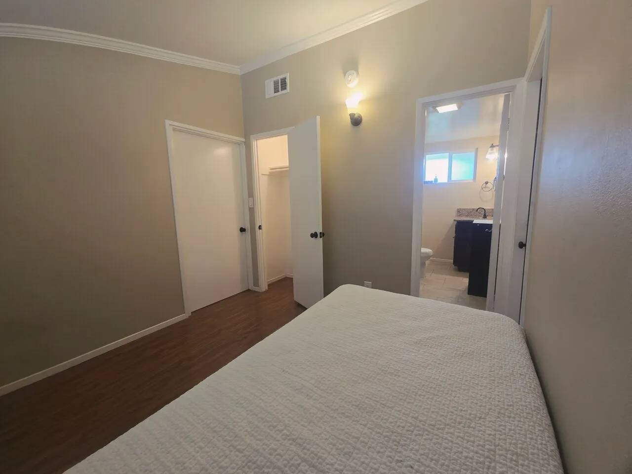 조용하고 깨끗한 방 하나 렌트합니다
					1 Bed
					Fullerton's preview 1