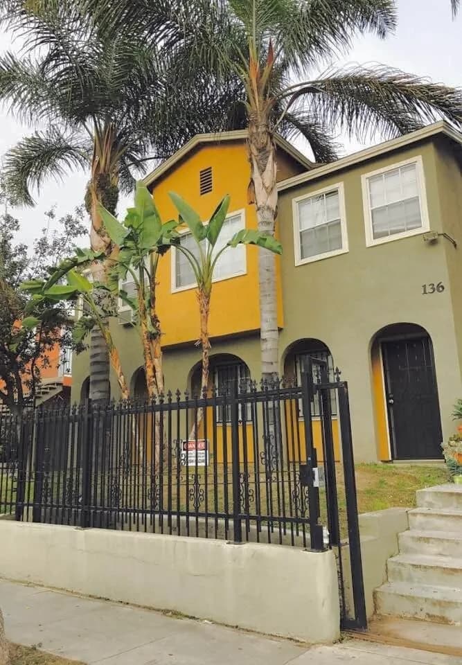 1 bed + 1 bath + 1 Parking ( 1 Month FREE )
					아파트
					La ( Korea Town )'s preview 0