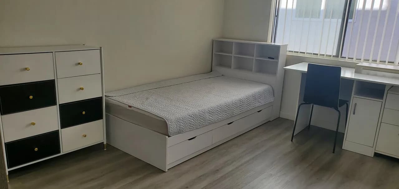 룸메이트 (여성)
					1 Bed
					La-ktown's preview 0