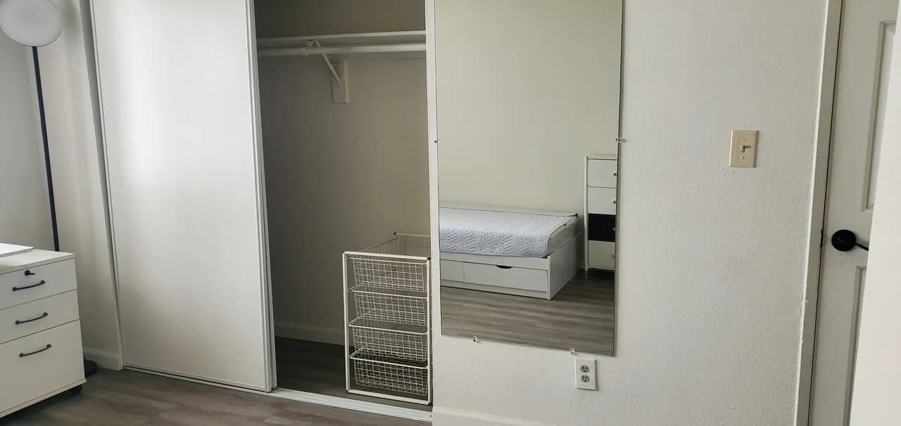 룸메이트 (여성)
					1 Bed
					La-ktown's preview 1