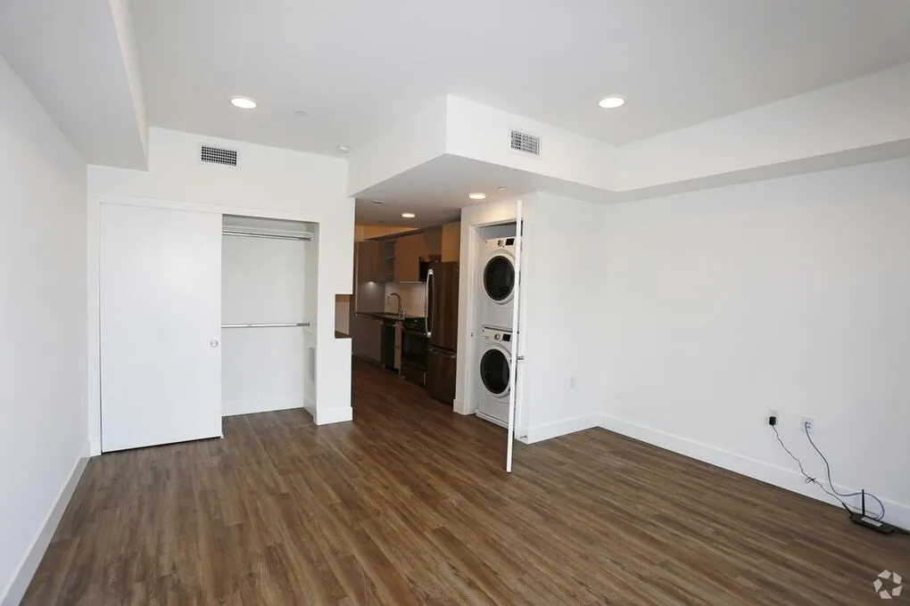 한타중심 신규아파트Studio+발코니6주+1파킹Free EV충전OK
					Studio
					Los Angeles's preview 2