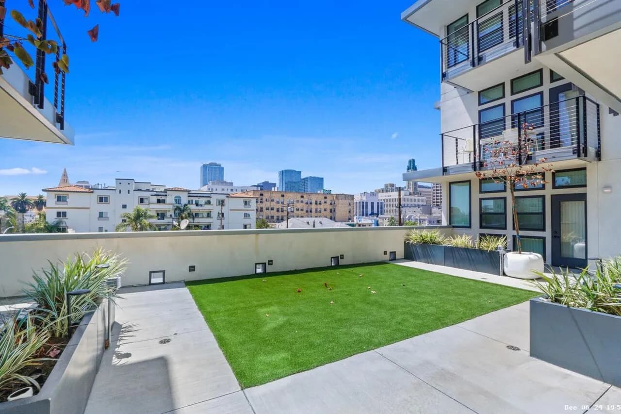 Brand New 2+2 in Koreatown, Rooftop Deck
					2 Bed
					Los Angeles's preview 1