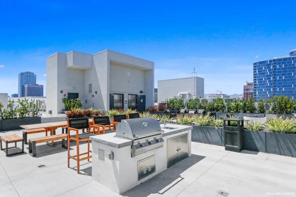 Brand New 2+2 in Koreatown, Rooftop Deck
					2 Bed
					Los Angeles's preview 2