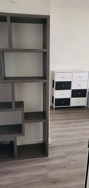 룸메이트 (여성)
					1 Bed
					La-ktown's preview 2