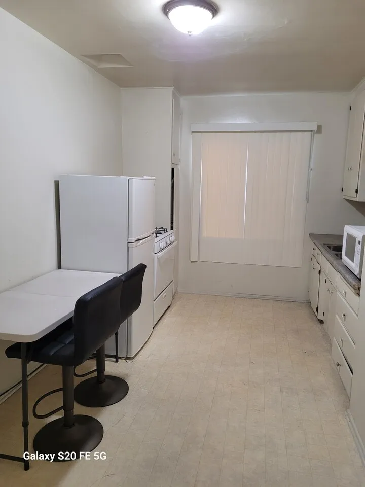 SINGLE UNIT 으로 구성된 넓은 실내공간 (530sf)
					Studio
					Los Angeles's preview 0
