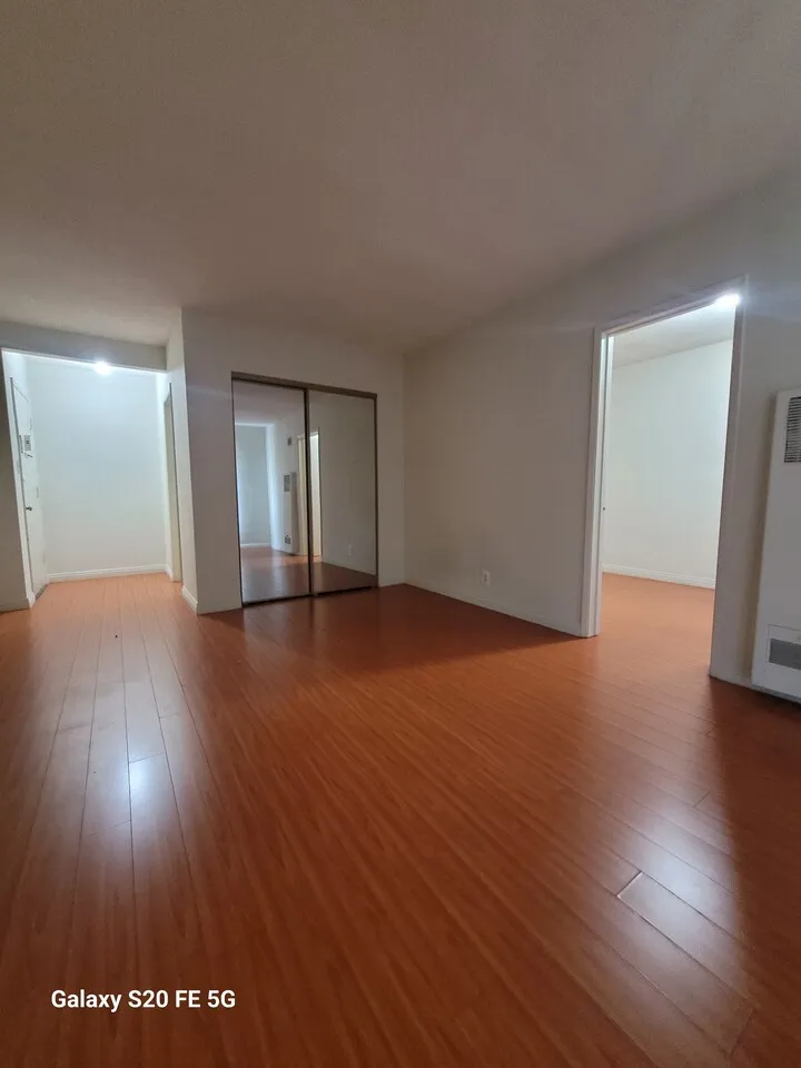 SINGLE UNIT 으로 구성된 넓은 실내공간 (530sf)
					Studio
					Los Angeles's preview 1