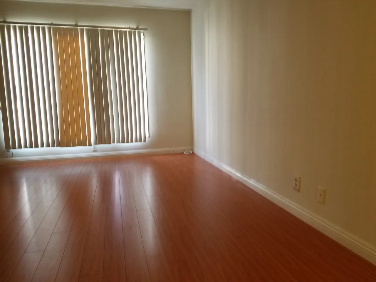 SINGLE UNIT 으로 구성된 넓은 실내공간 (530sf)
					Studio
					Los Angeles's preview 2