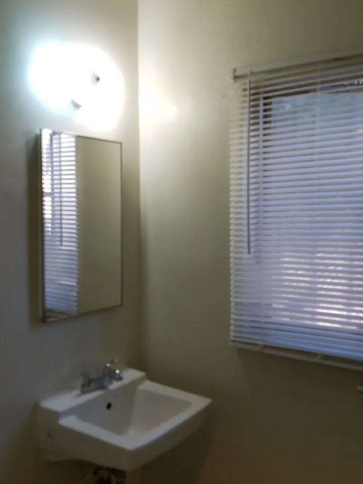 SINGLE UNIT 으로 구성된 넓은 실내공간 (530sf)
					Studio
					Los Angeles's preview 3