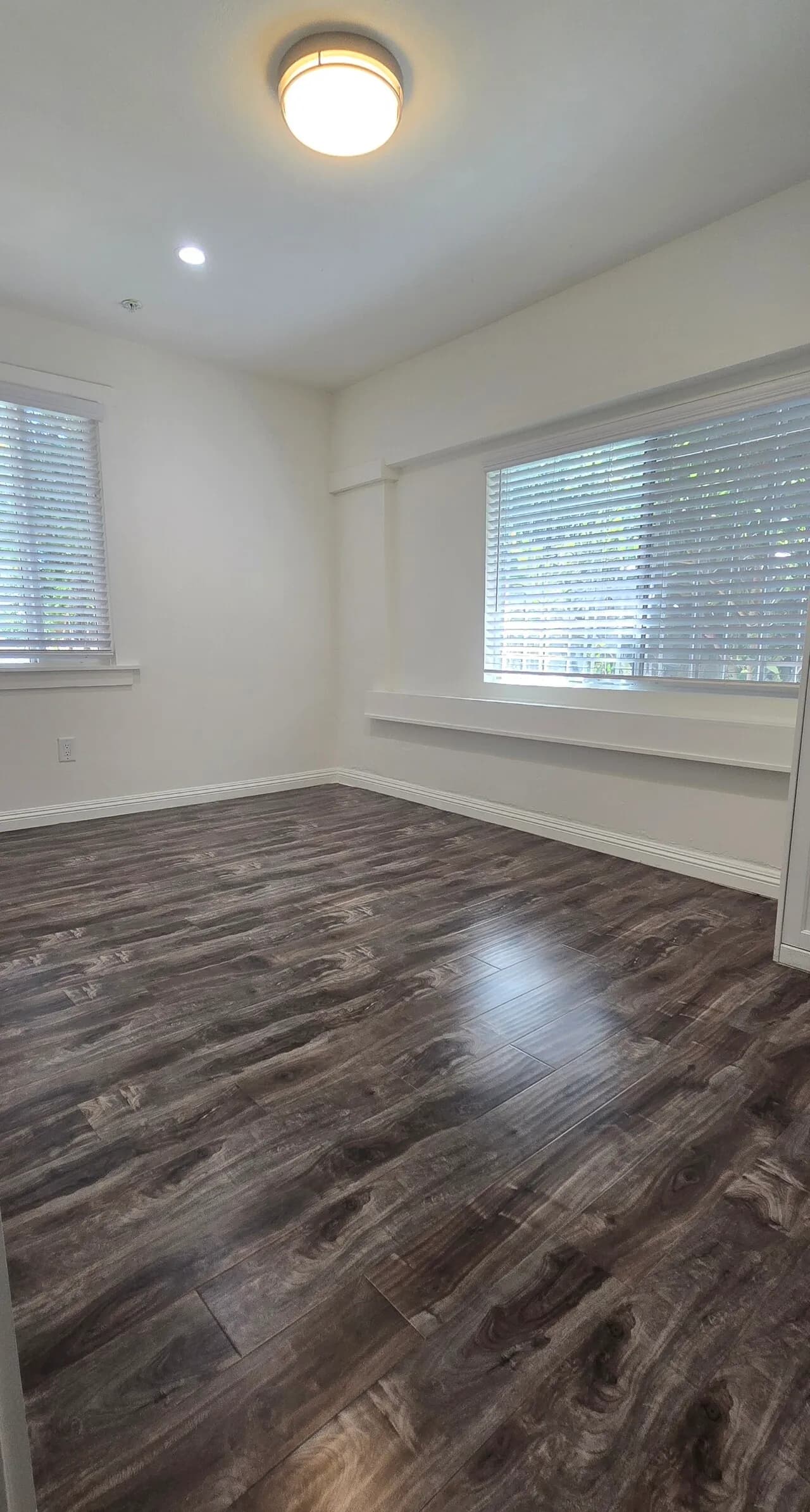 한인타운 2 Bed+1Bath 인사이드 세탁실, 2 Car(전기차 가능) $2,200
					2 Bed
					Los Angeles's preview 1