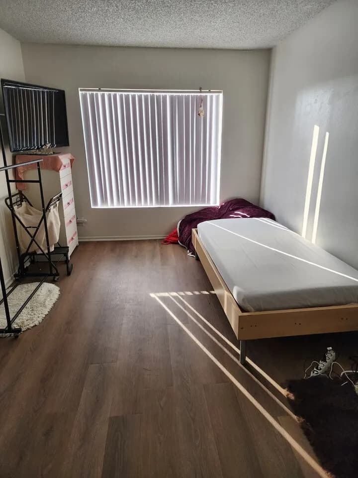 코리아 타운1 bedroom (혼자 쓰는 Full Bathroom)
					룸메이트
					Korea Town's preview 0
