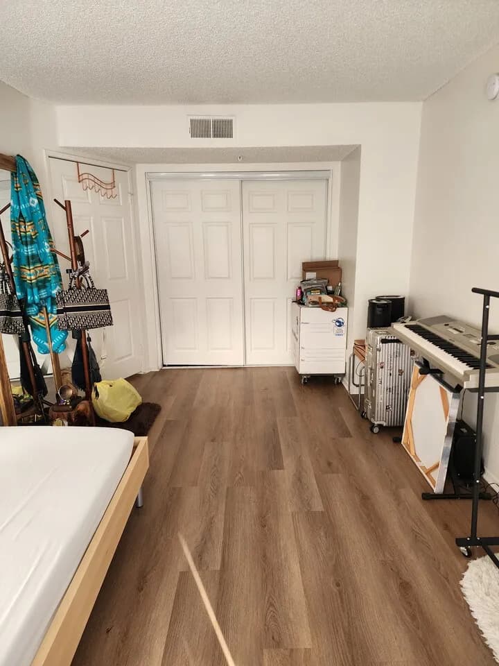코리아 타운1 bedroom (혼자 쓰는 Full Bathroom)
					룸메이트
					Korea Town's preview 1