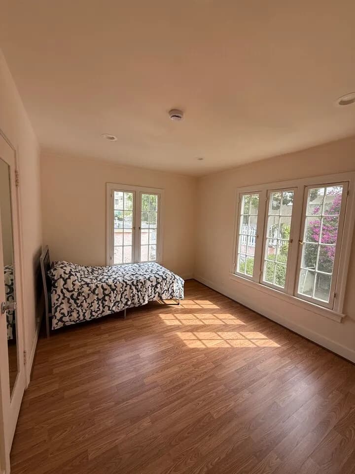 행콕 팍 인근 듀플렉스 2방 1.5화 1파킹 1,118 Sqft
					2 Bed
					Los Angeles's preview 2