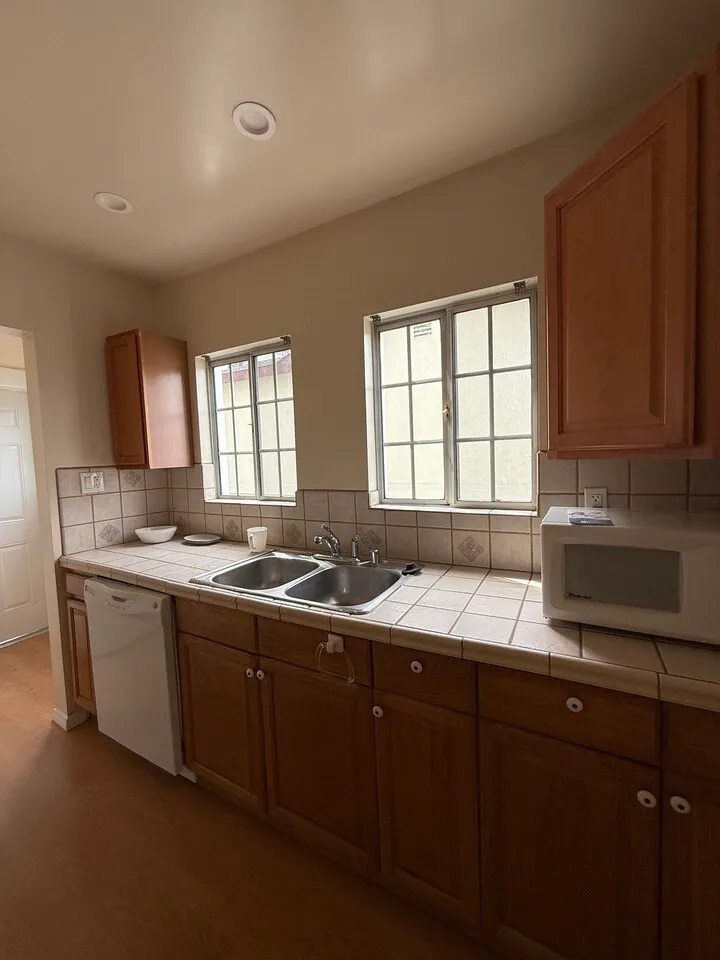 행콕 팍 인근 듀플렉스 2방 1.5화 1파킹 1,118 Sqft
					2 Bed
					Los Angeles's preview 3