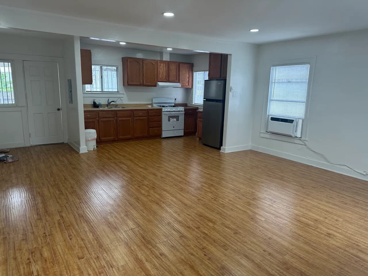 한타 2bed + 2bath + 2parking
					하우스
					Los Angeles's preview 1