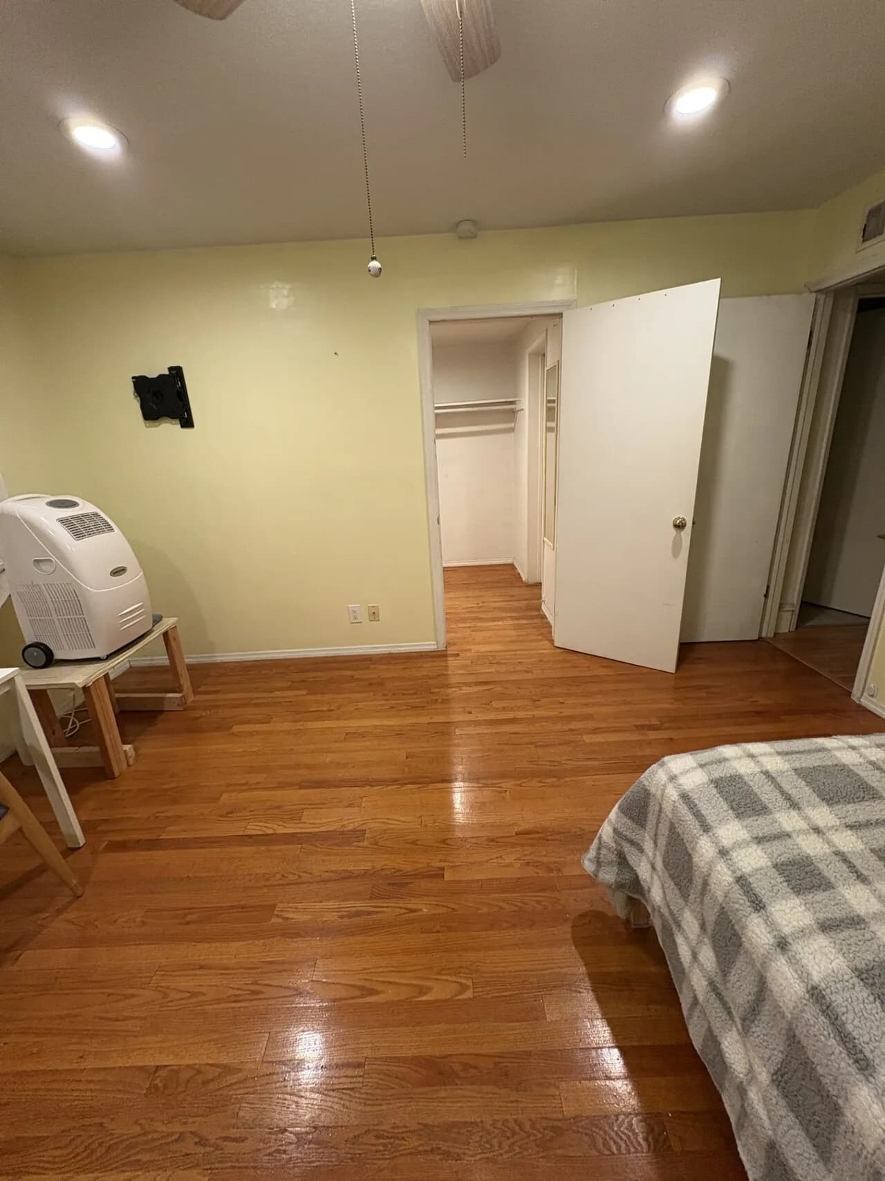 여성 전용. 개인실.
					1 Bed
					Cerritos's preview 3