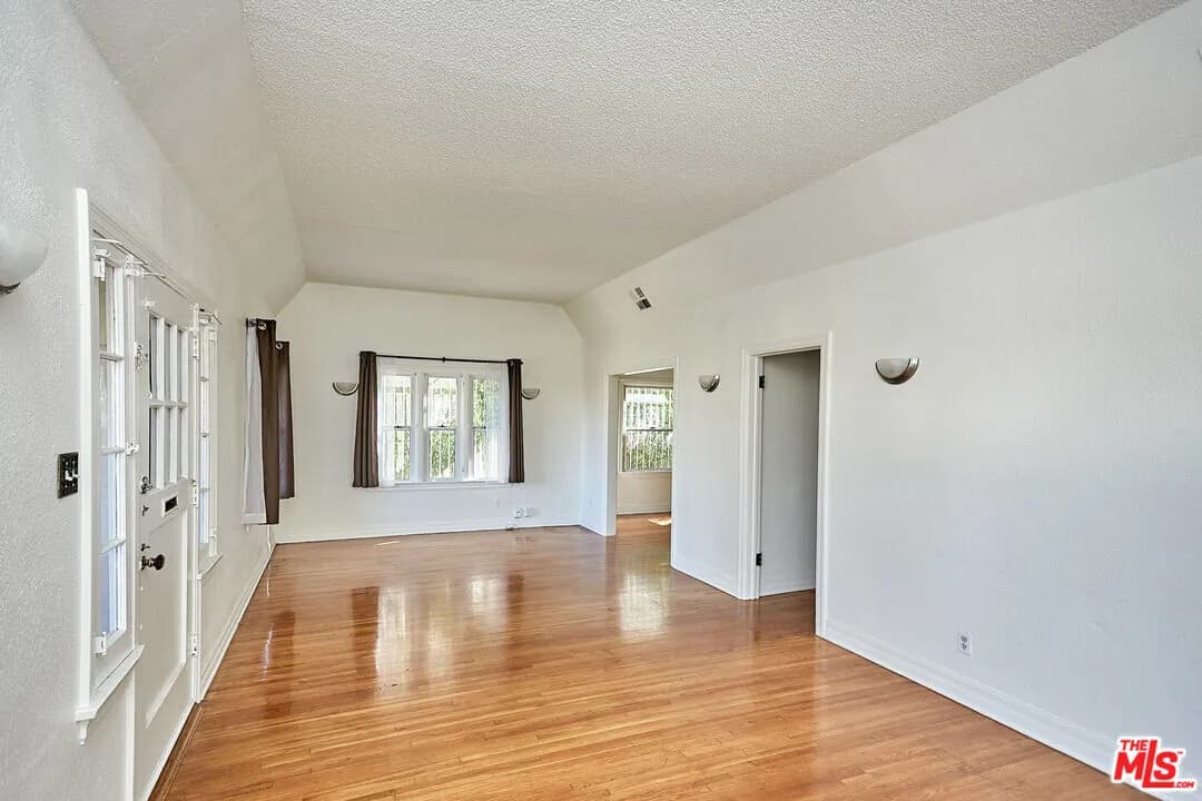 Remodeled 4-Bedroom Bungalow with Bonus Loft
					하우스
					Los Angeles's preview 1