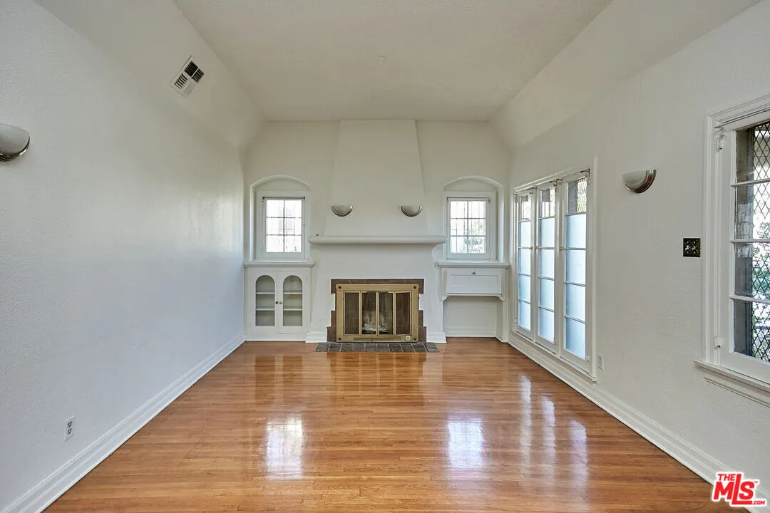 Remodeled 4-Bedroom Bungalow with Bonus Loft
					하우스
					Los Angeles's preview 2