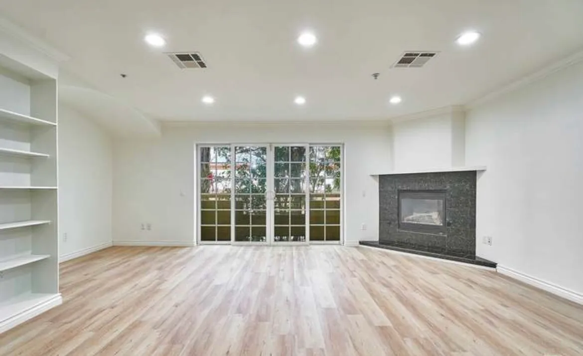 2 Master Bed 3 Bath Condo in Koreatown $3100
					콘도
					Los Angeles's preview 0
