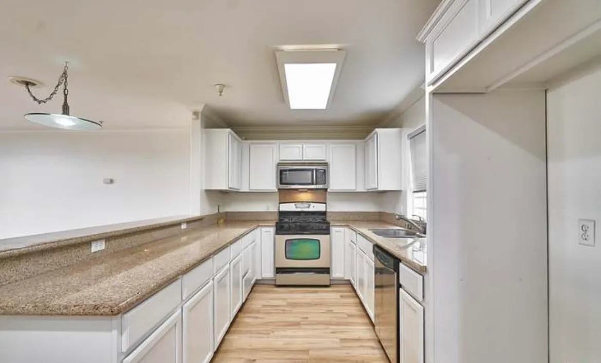 2 Master Bed 3 Bath Condo in Koreatown $3100
					콘도
					Los Angeles's preview 2