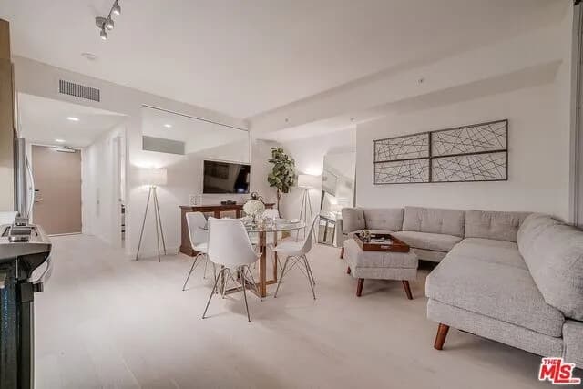 신축Hi-Rise OPUS 1br+덴+1050sf+4주+$1000NO소셜유학생OK
					1 Bed
					Los Angeles's preview 2