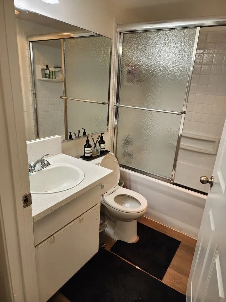 코리아 타운1 bedroom (혼자 쓰는 Full Bathroom)
					룸메이트
					Korea Town's preview 2