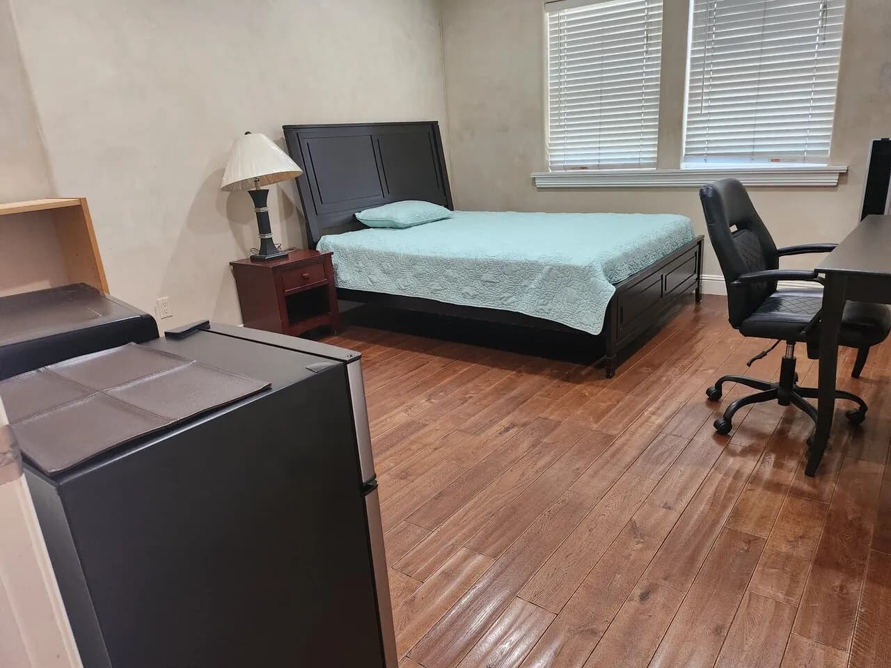 Room Rent 혼자만 사용하는 개인욕실 화장실이 들어있는 깨끗한 방
					하우스
					Los Angeles's preview 0