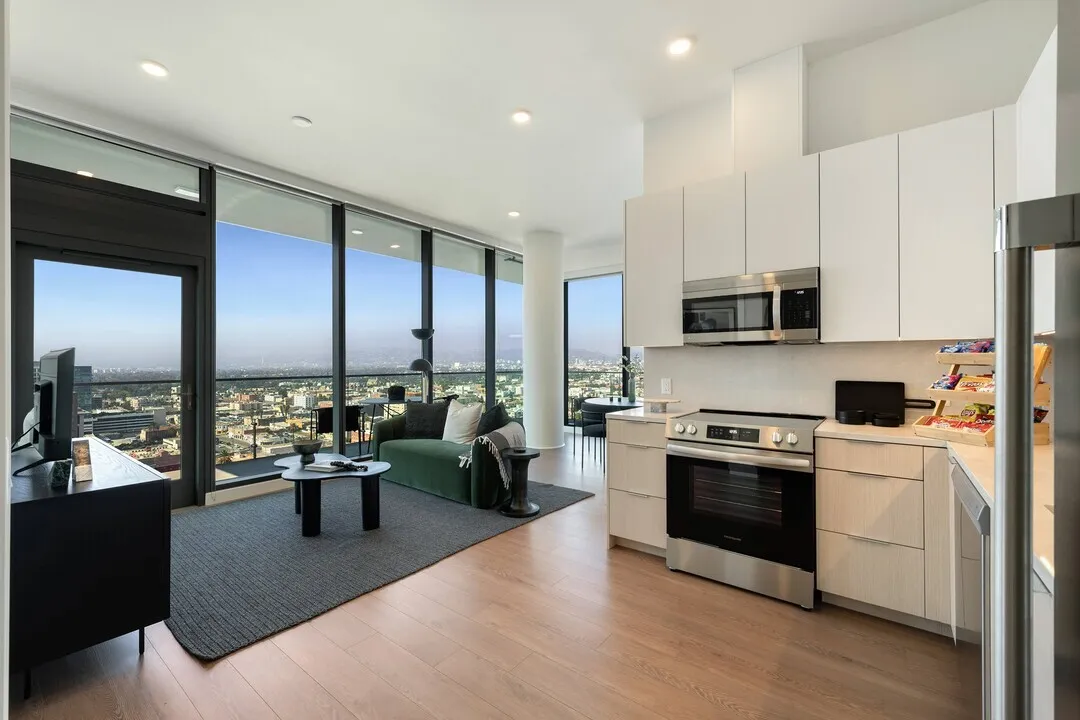 신축Hi-Rise OPUS 1br+덴+1050sf+4주+$1000NO소셜유학생OK
					1 Bed
					Los Angeles's preview 3