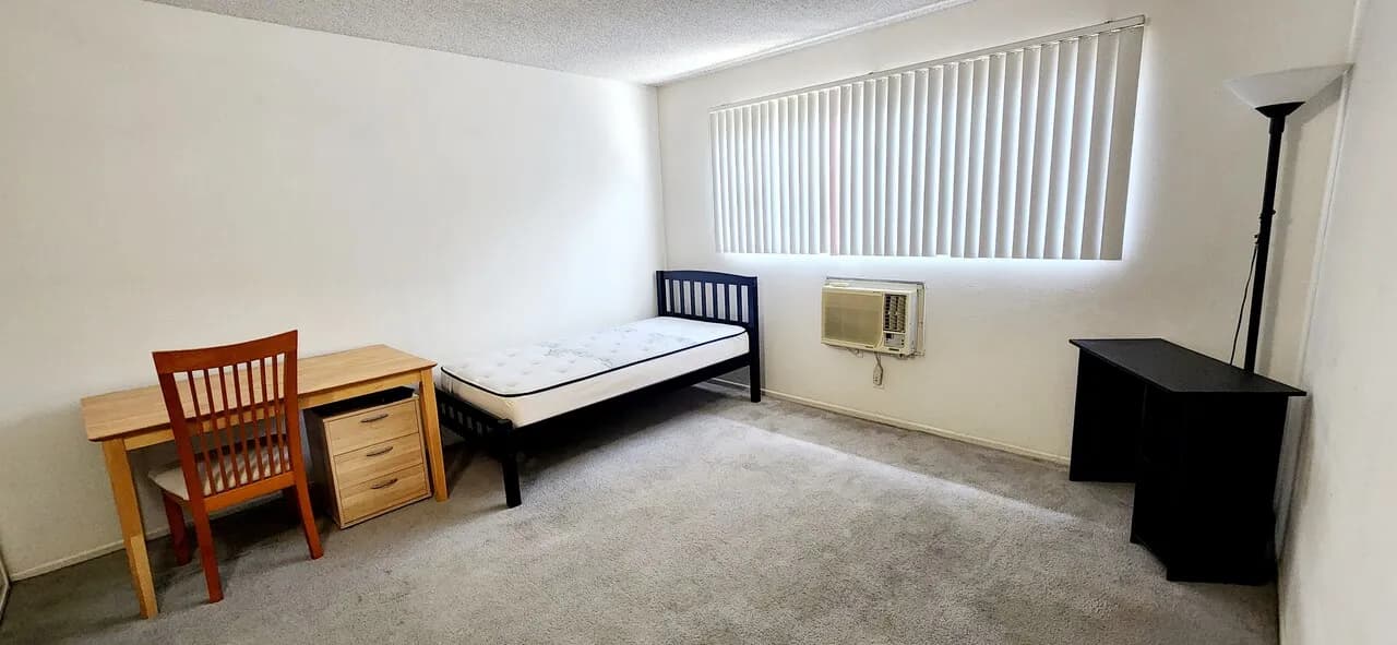 코리아타운 2Bed 2 Bath . 1Bed +1Bath+ 1parking 각각 사용
					룸메이트
					코리아타운's preview 0