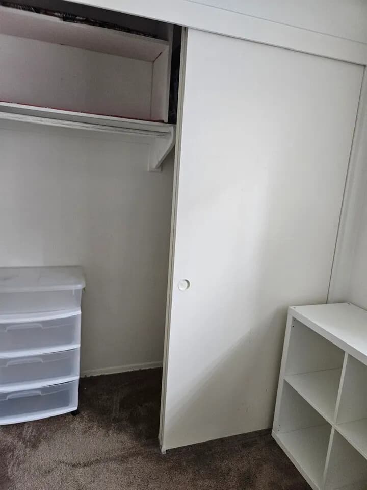 세리토스 하우스 룸메이트 ( 직장 여성 )
					1 Bed
					Cerritos's preview 1