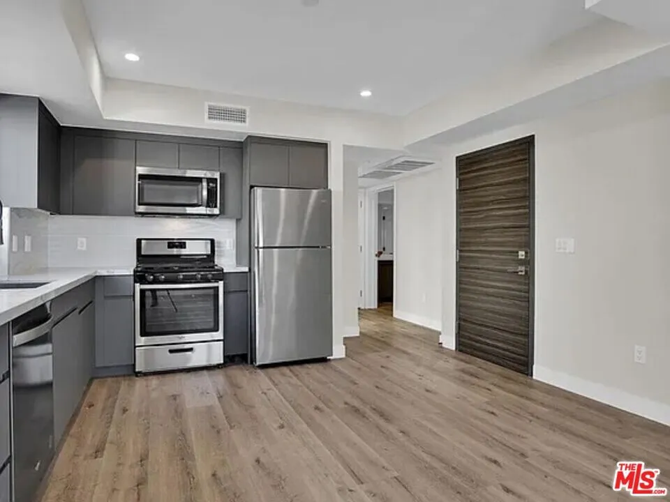 Modern 1-Bedroom Condo in Prime Koreatown – $2,158
					아파트
					Los Angeles's preview 0